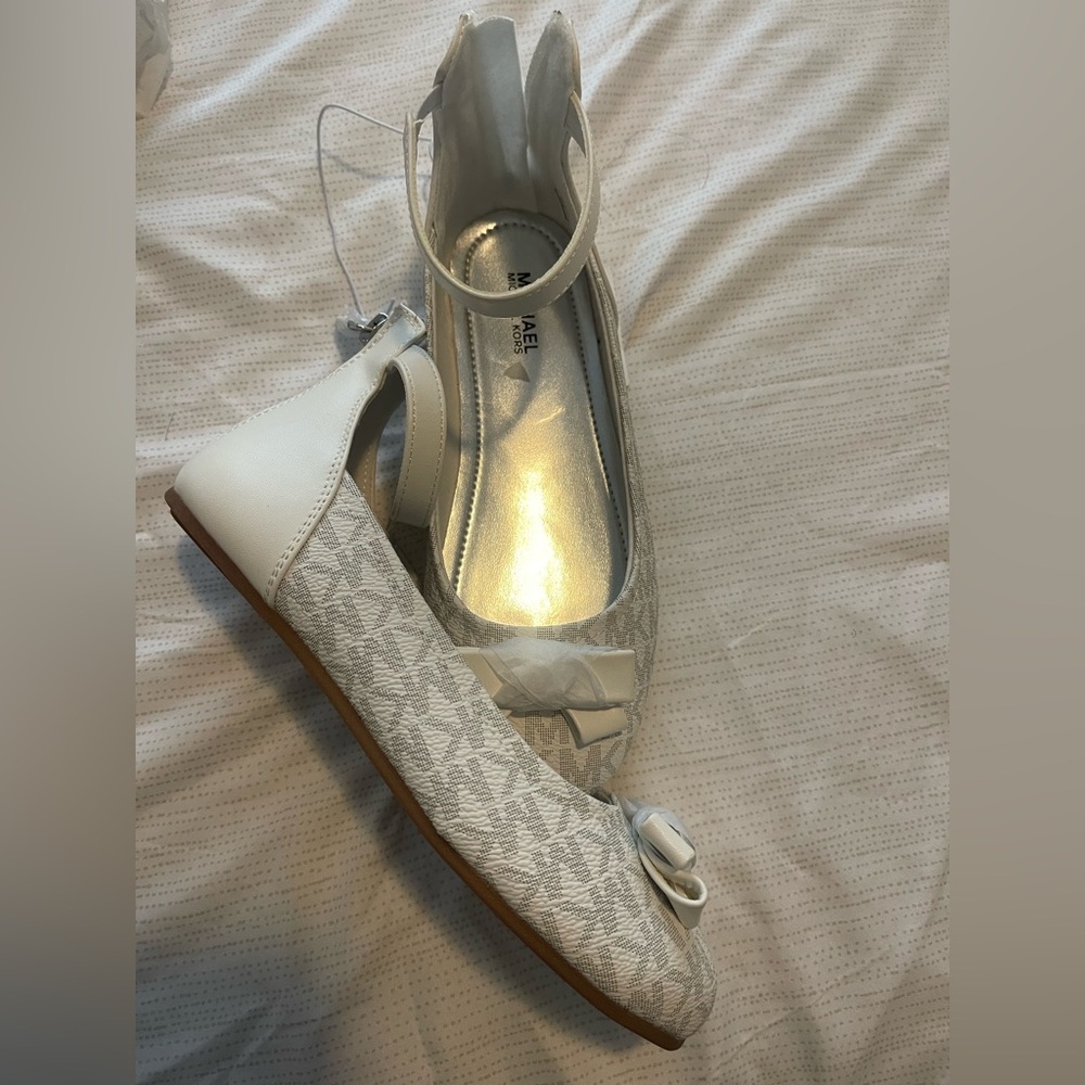 Michael Kors White Flats with Gray MK and Bow Detail Sz 2